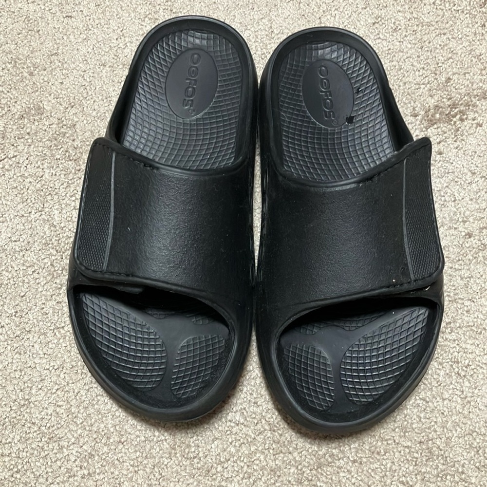 Black Oofos women 8 men 6 slip on Velcro strap